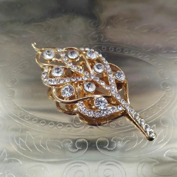 Elegant Crystal Leaf Brooch Botanical Gold Tone Clear White Stones - Picture 1 of 7